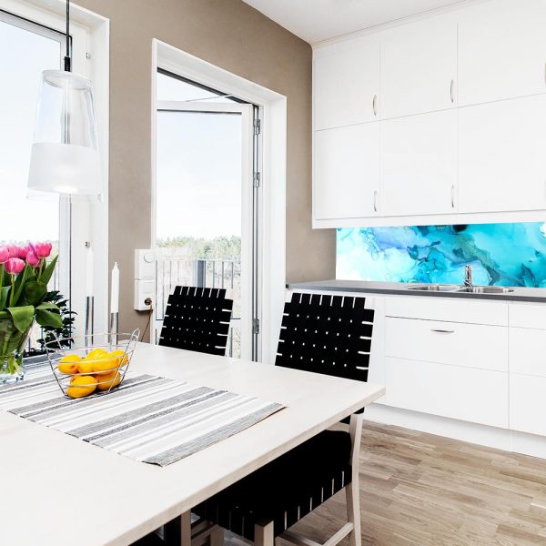 Niebieska fototapeta nad blat do kuchni