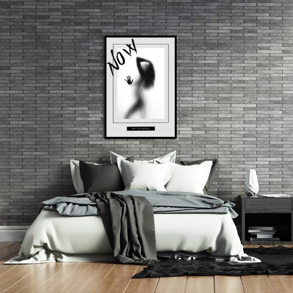 plakat kobieta pod prysznicem