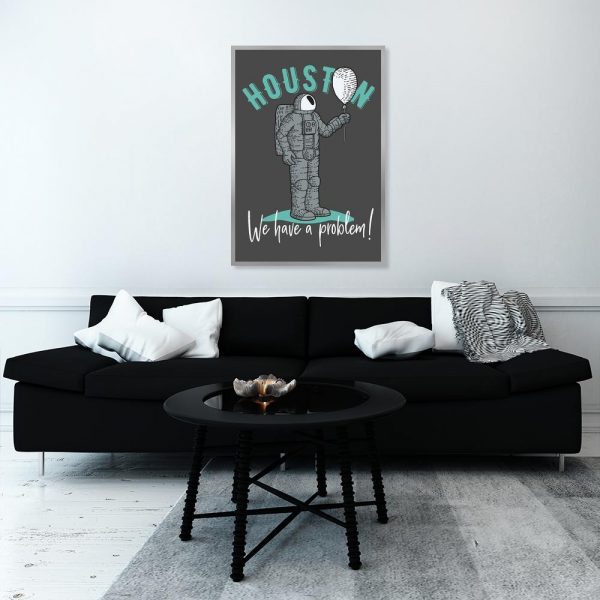 szary plakat z astronautom i napisem nad kanapę