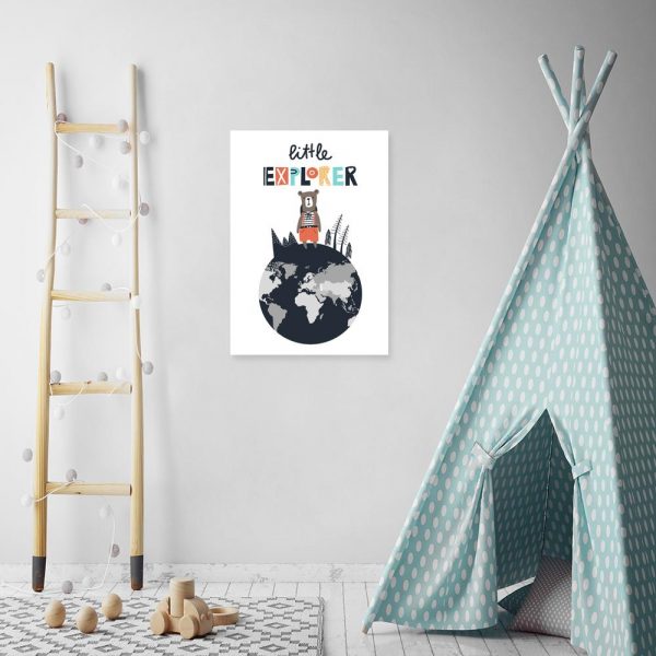 plakat z motywem niedźwiedzia i napisem little explorer