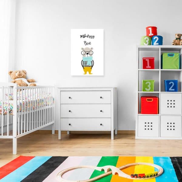 plakat z motywem niedźwiadka w ubraniu do pokoju dziecka