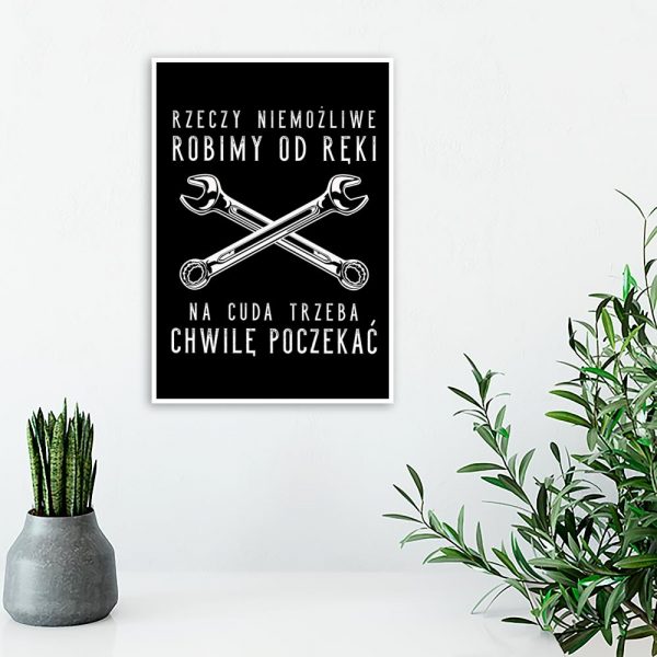 plakat z napisem do salonu