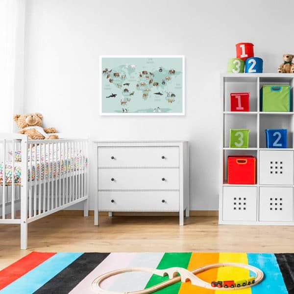 zwierzęta i mapa świata na plakacie