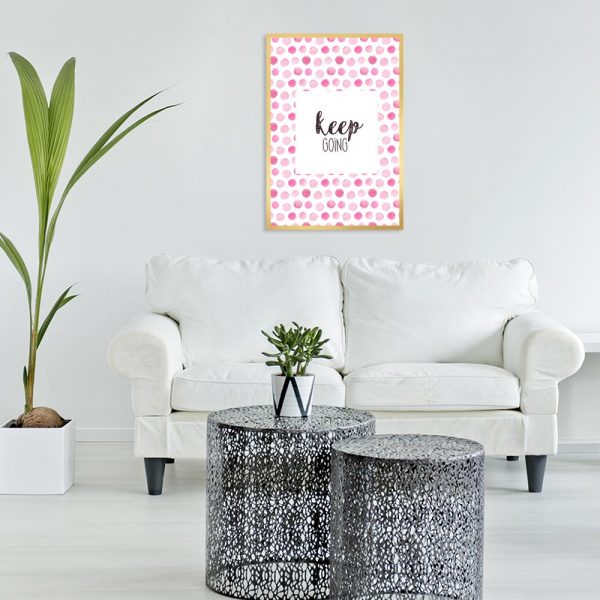 różowe kropki jako motyw plakatu