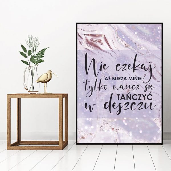 plakat pionowy z napisem różowym