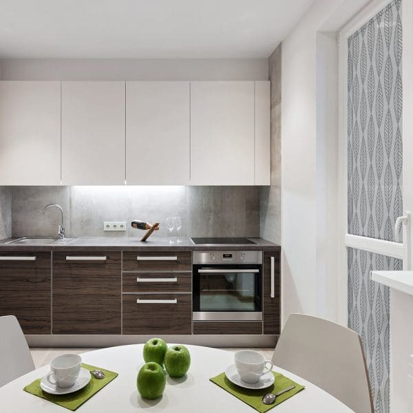 naklejka z roślinnym wzorem na okna w kuchni