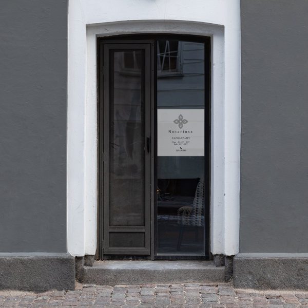 naklejka na witrynę biura notariusza z godzinami otwarcia