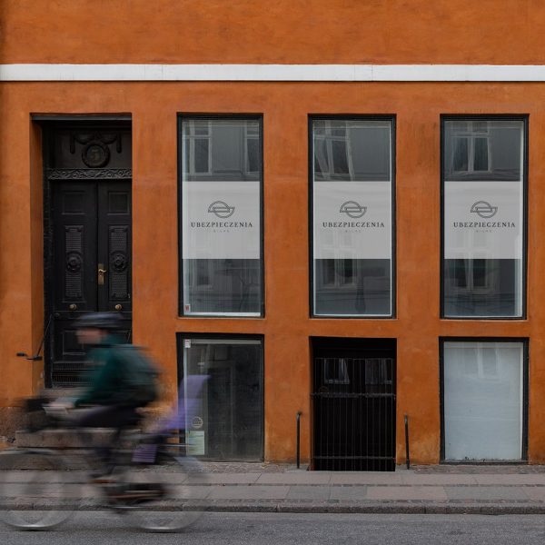 folia na okno z logo biura ubezpieczeń