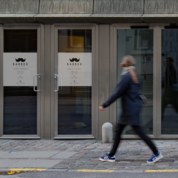 folia na witrynę studia barberskiego z numerem telefonu