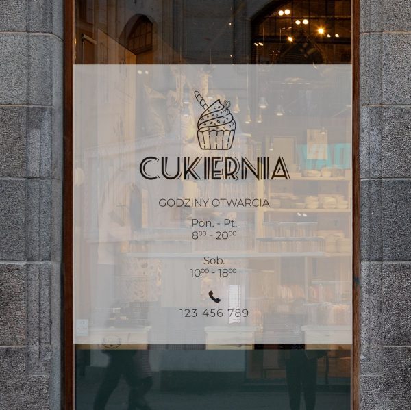 naklejka na okno z logo cukierni i godzinami otwarcia