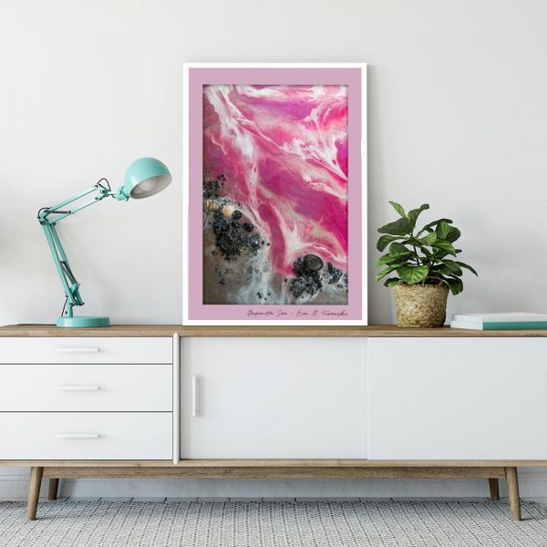 plakat różowy jako dekoracja