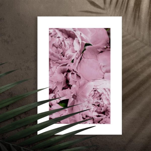 Dekoracja w ramie z kwiatami