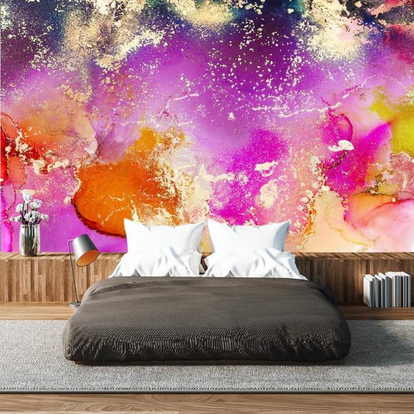 sypialniA z fioletowo-różowa fototapetą