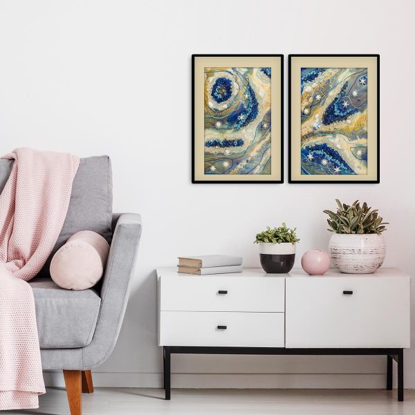 Przedpokój ozdobiony dyptykiem plakatów