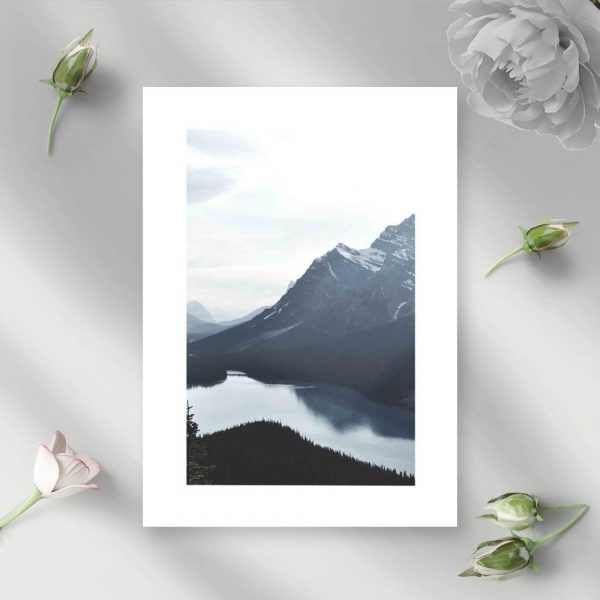 Plakat z niebieskim górskim pejzażem