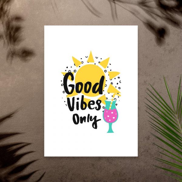 plakat z napisem po angielsku Good vibes only do sypialni