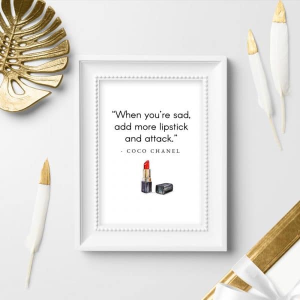 Plakat z cytatem Coco Chanel do przedpokoju