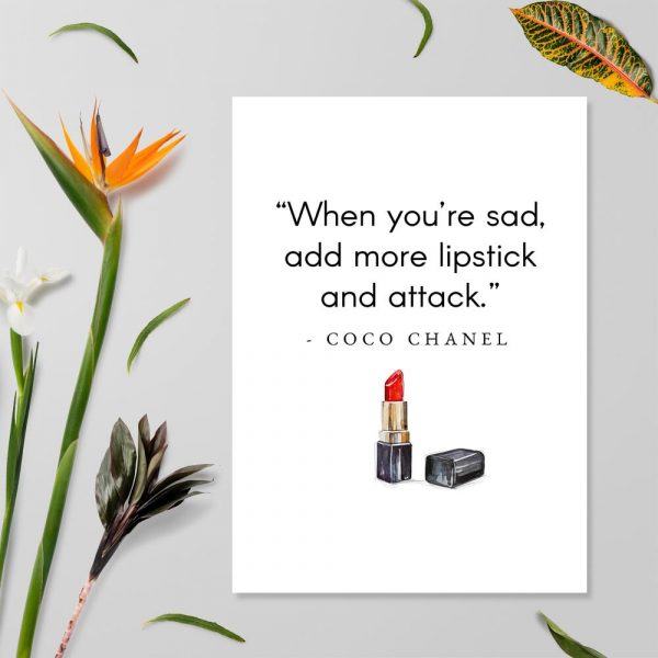 Plakat z cytatem Coco Chanel do sypialni