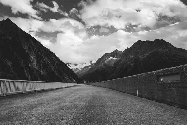 Fototapeta z drogą między górami