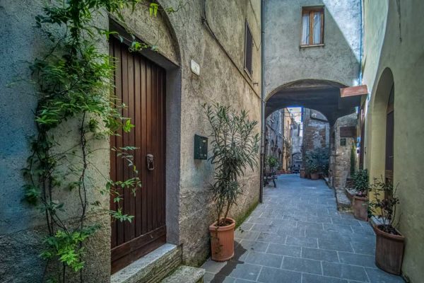 Obraz z boczną uliczką