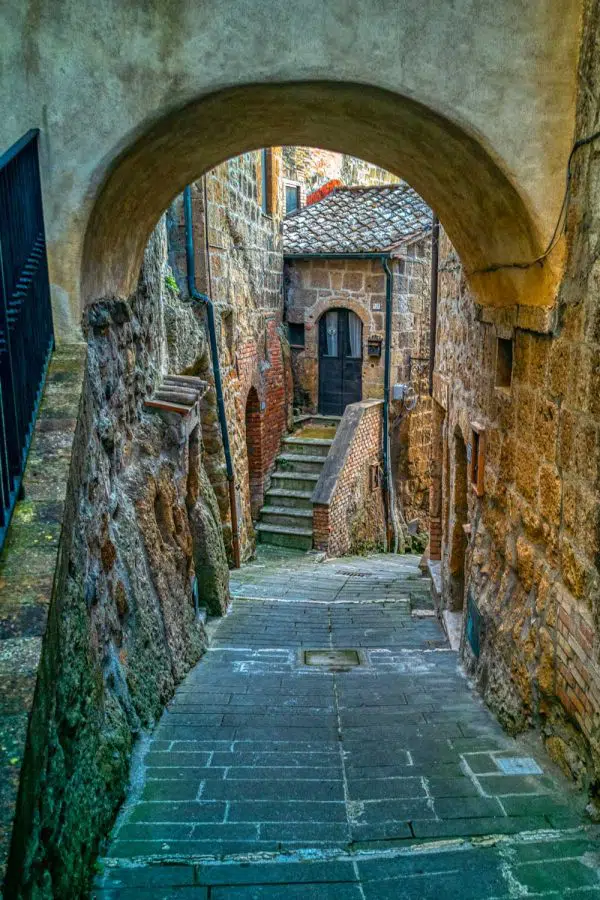 Obraz z motywem kamiennej uliczki