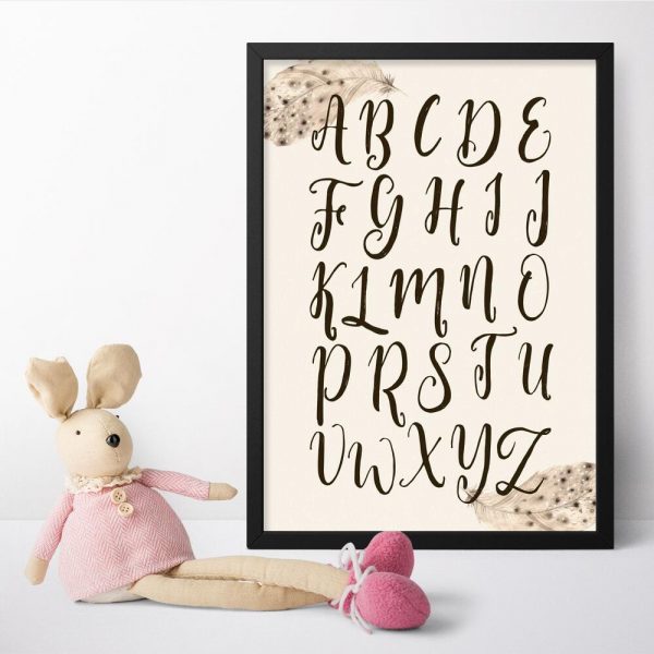 dziecięcy plakat z alfabetem i piórami