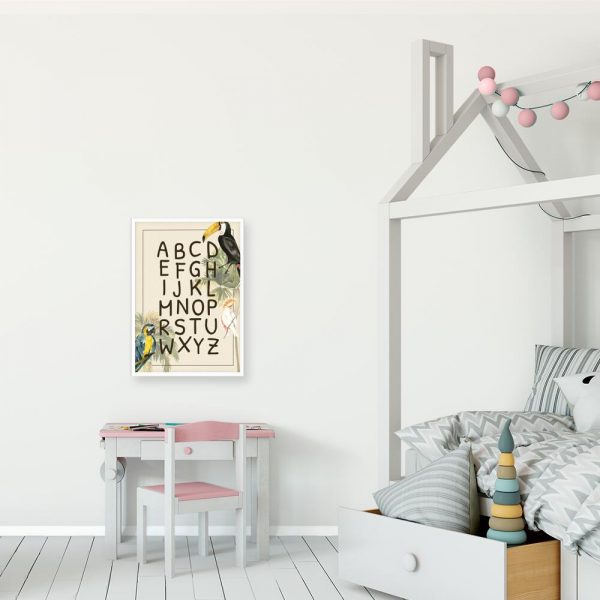 niebiesko- żółta papuga na plakacie z abecadłem