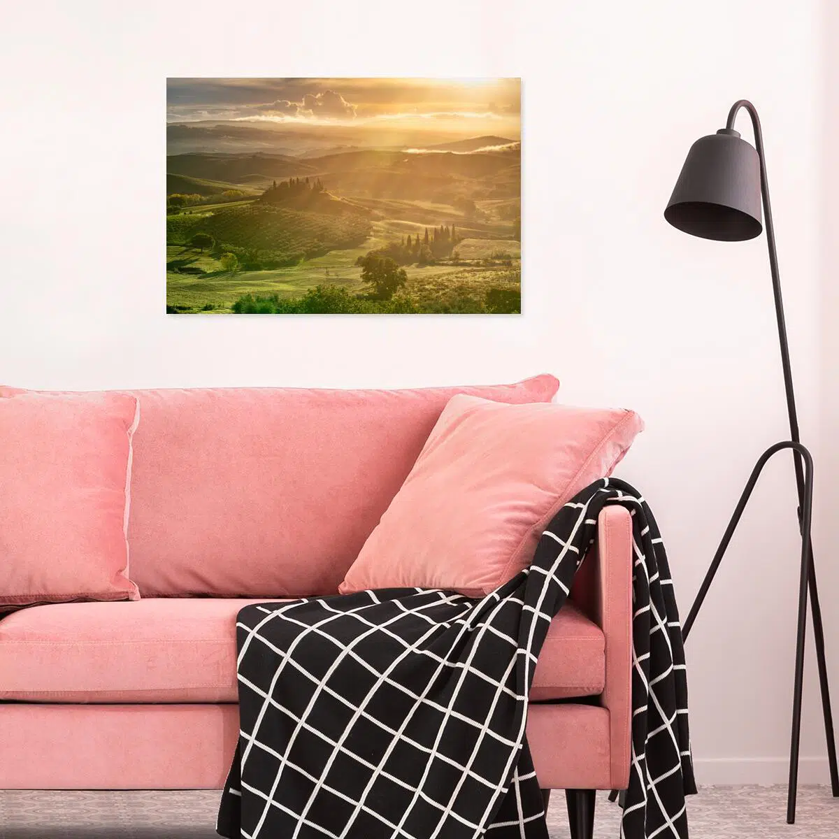 Obraz z widokiem na góry i polany.