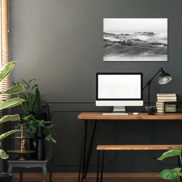 Czarno-biały obraz z widokiem na wzgórza do gabinetu