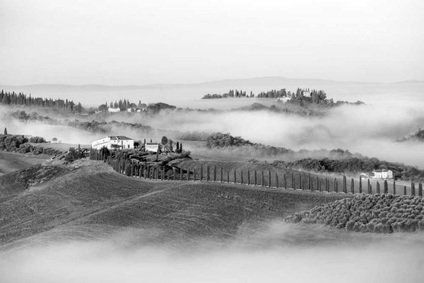 Czarno-biały obraz z widokiem na wzgórza