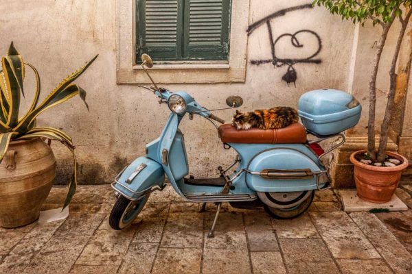 Obraz z niebieskim skuterem do salonu - Korfu