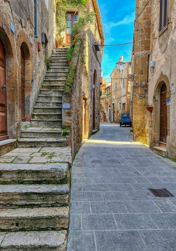 Plakat z wąską uliczką