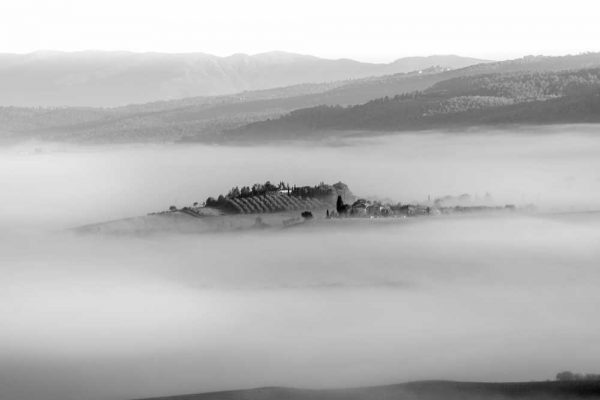 Czarno-biały obraz z górskim krajobrazem