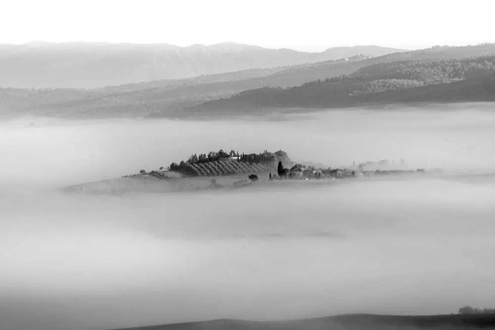 Czarno-biały obraz z górskim krajobrazem