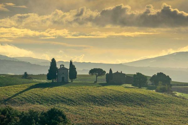 Obraz kapliczka pod chmurami
