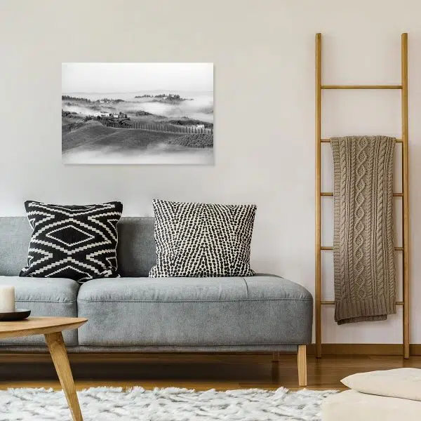 Czarno-biały obraz z widokiem na wzgórza do salonu