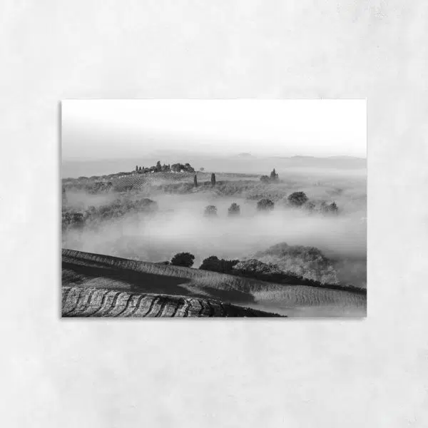 Obraz z górskim widokiem w szarym kolorze na przedpokój