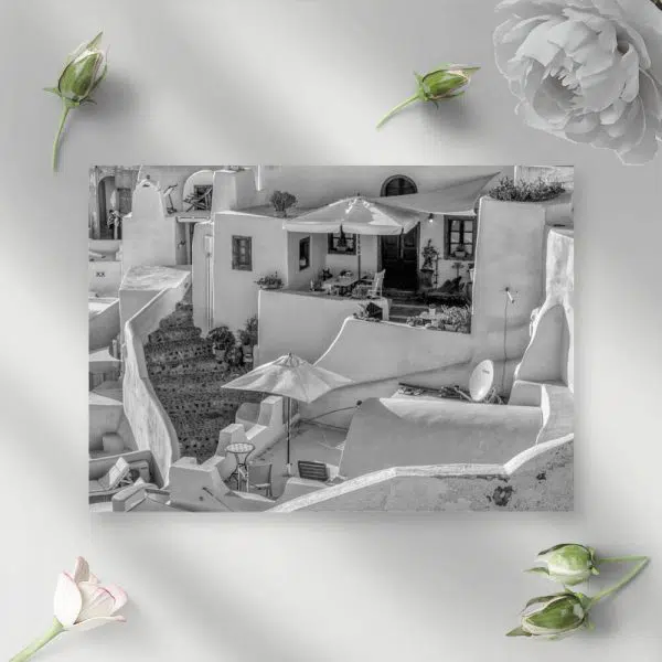 Szary obraz z motywem zabudowań na Santorini do dekoracji gabinetu