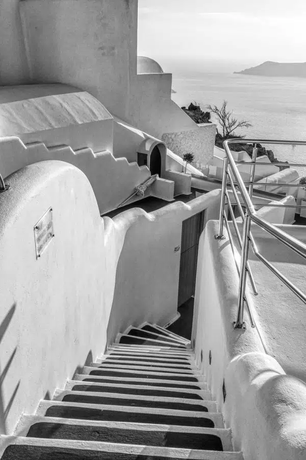 Czarno-biały obraz z widokiem z Santorini