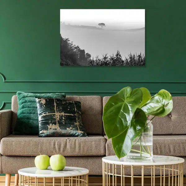 Obraz w szarościach z drzewem