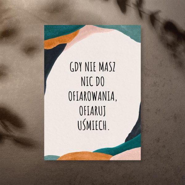 Plakat z sentencją na tle abstrakcji