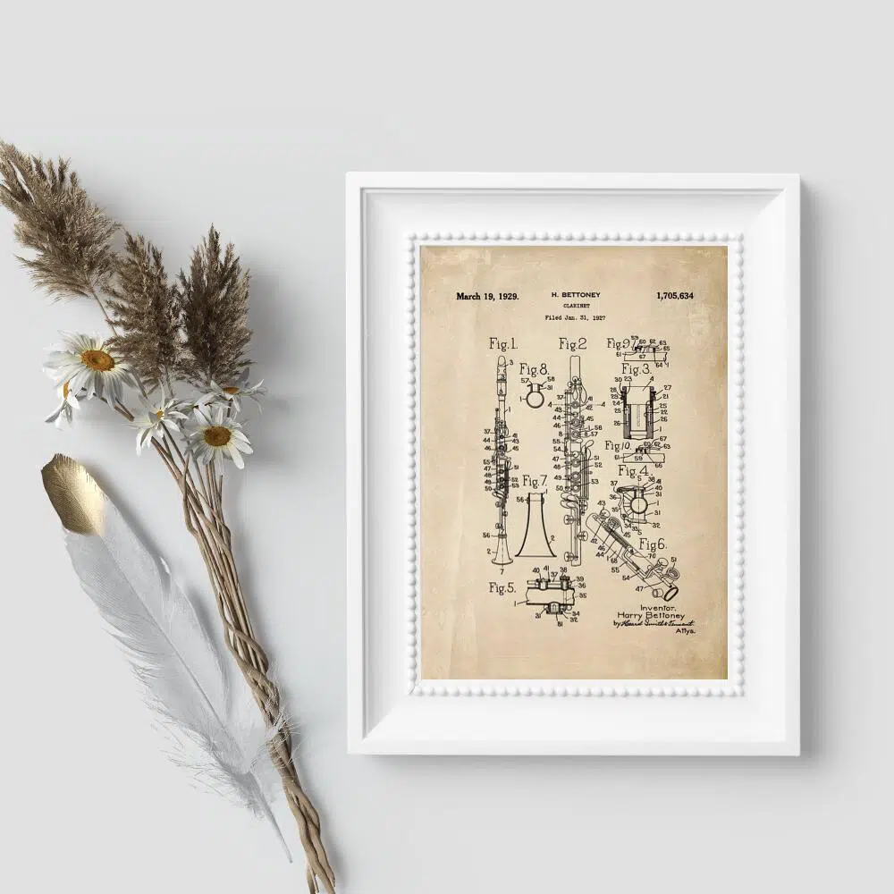Plakat w kolorze beżowym z projektem i patentem klarnetu