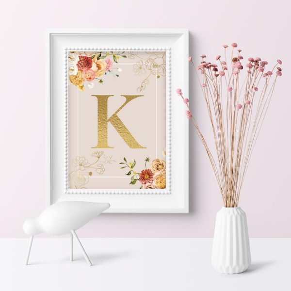 Plakat z literką i kwiatami do pokoju