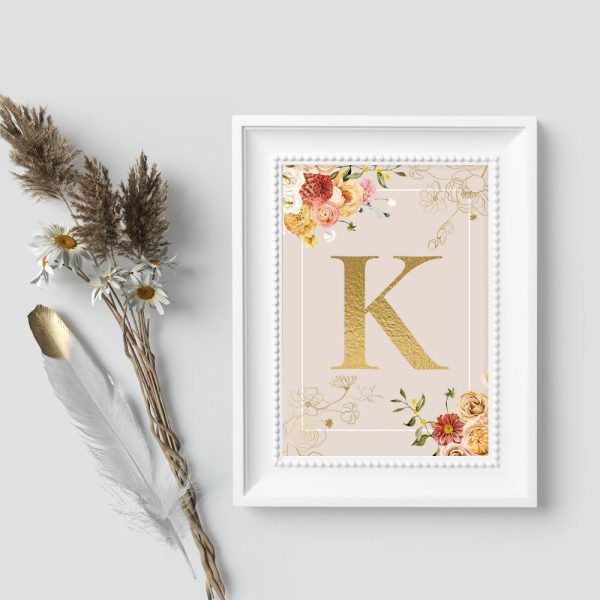 Plakat z literką i kwiatami do przedpokoju