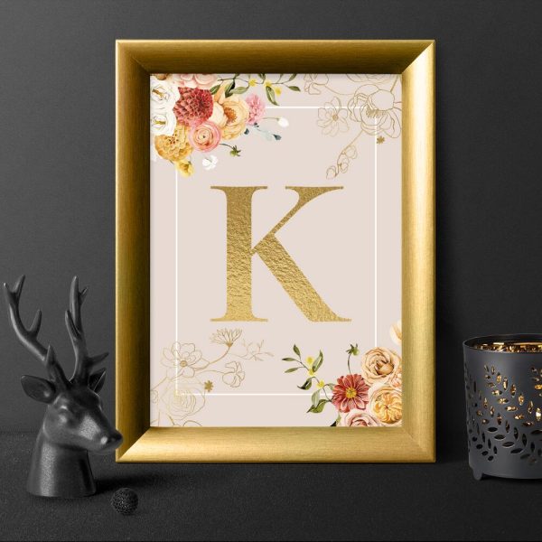 Plakat z literką i kwiatami do sypialni