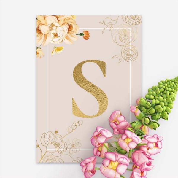 Plakat z literką i kwiatem peonii do sypialni