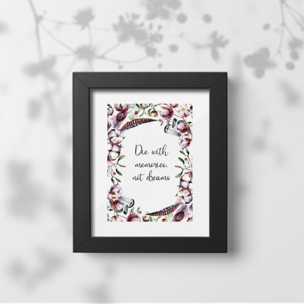 Plakat z maksymą życiową: die with memories not dreams