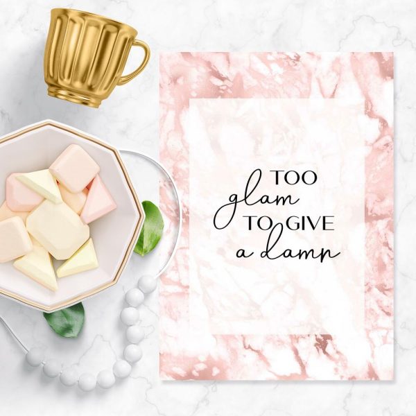 Plakat z typografią na marmurkowym tle