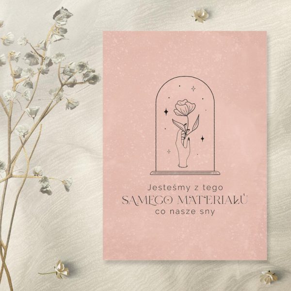 Plakat z maksymą: jesteśmy z tego samego materiału co nasze sny