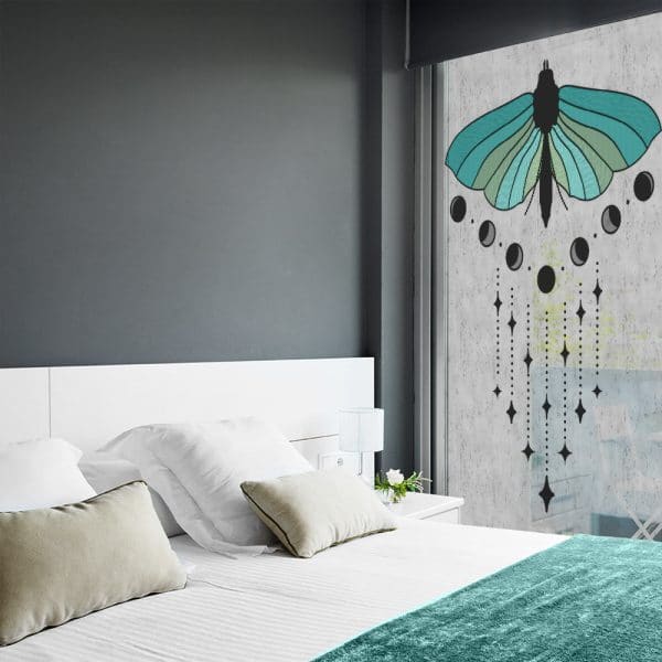 Folia witrażowa z ćmą do pokoju